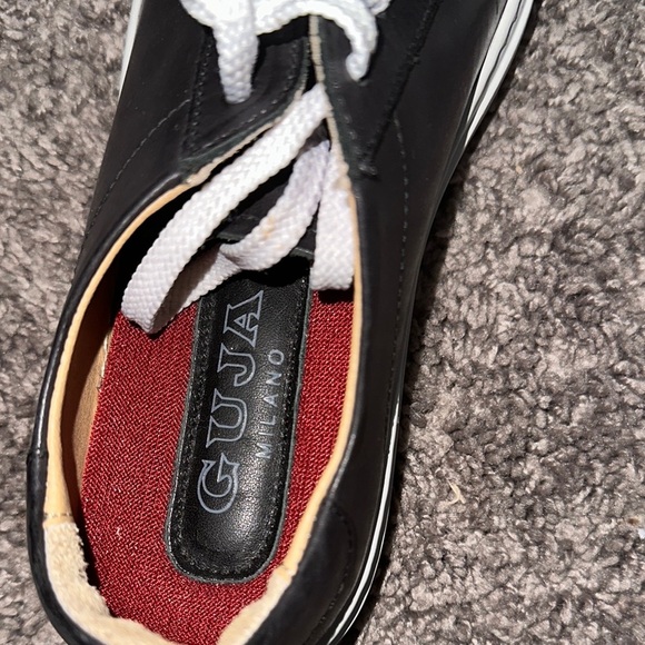 Black and White Athletic Shoes with Minimalist Design - Picture 4 of 6